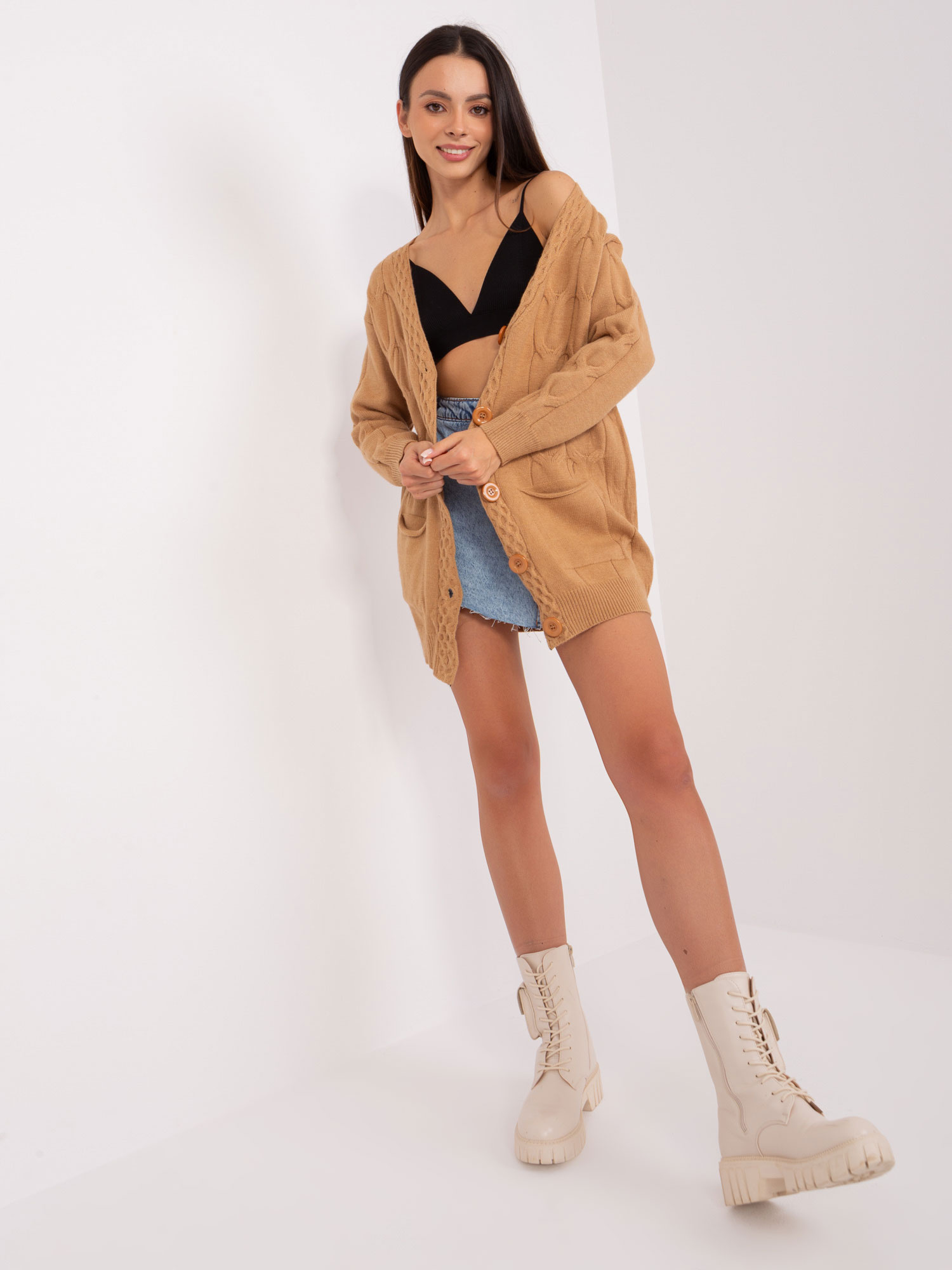 Camelowy sweter rozpinany z kieszeniami