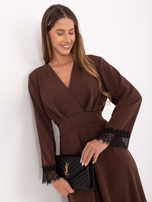 Dunkelbraunes elegantes Kleid mit Wickelausschnitt.