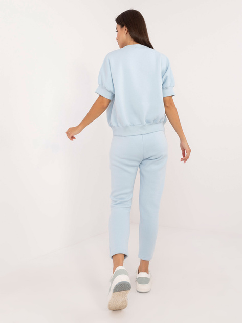 Hurtownia Jasnoniebieski dresowy komplet z naszywką