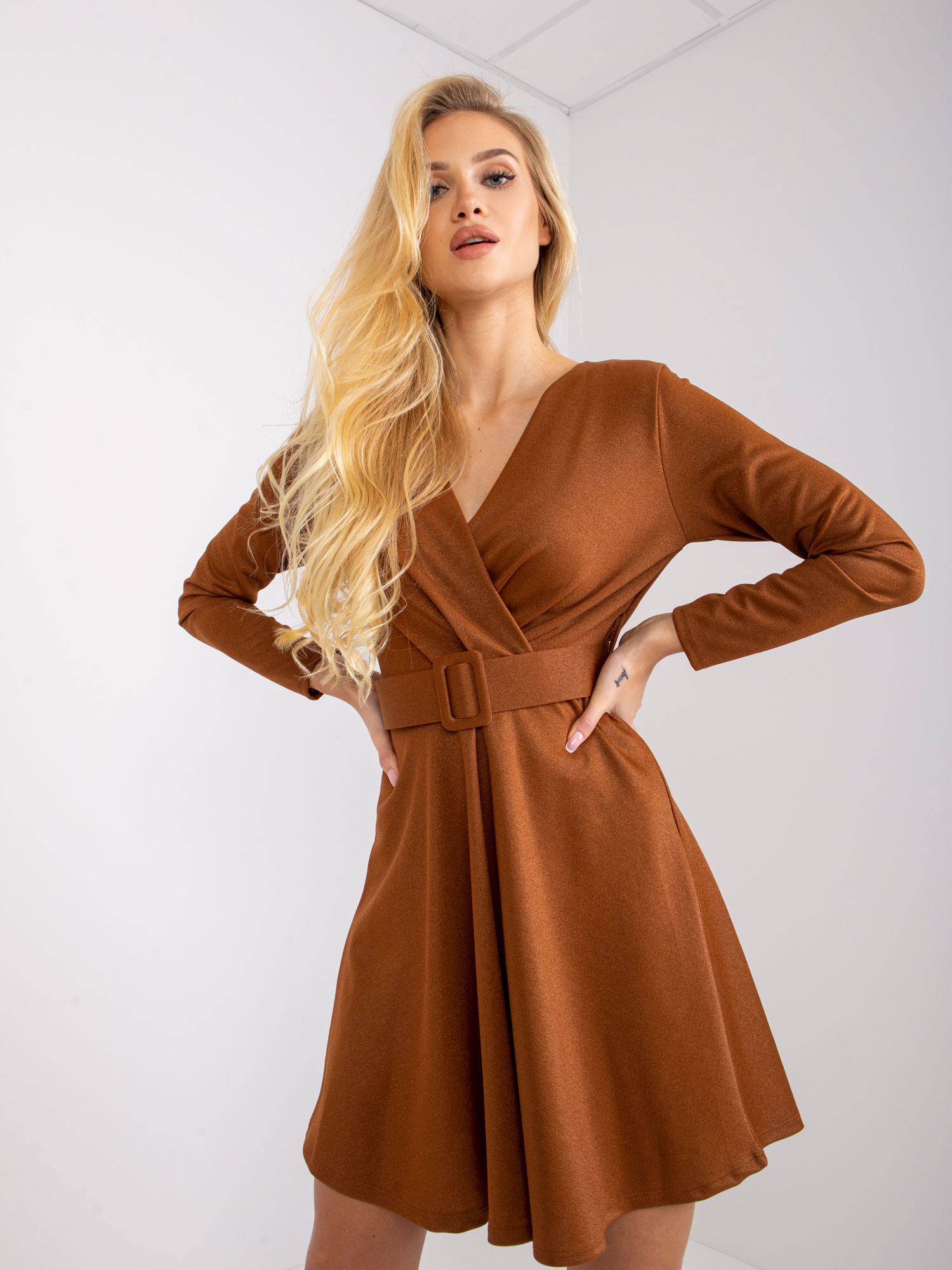Hellebraune Kleid mit Gürtel Beirut.