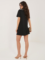 Czarna prosta sukienka z kołnierzykiem