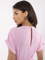 Jasnoróżowy muślinowy kombinezon ze spodniami