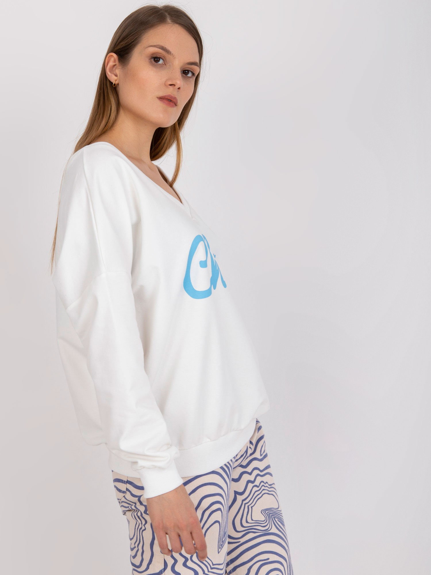 Ecru-modrá bavlněná oversized mikina s potiskem.