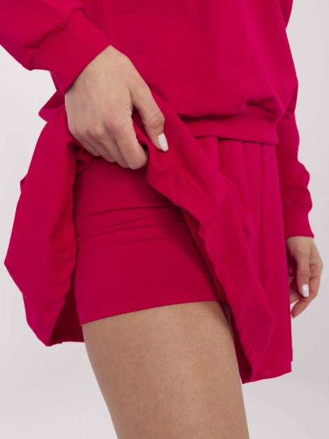 Malinowy dresowy komplet z plisowaną spódnicą