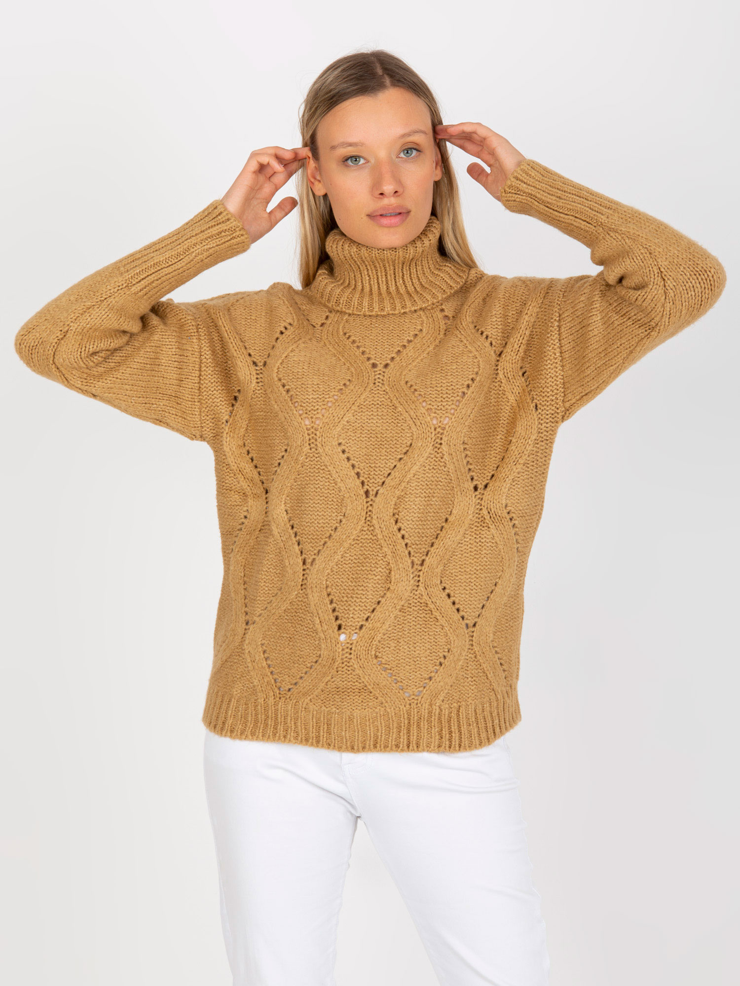 Hurt Camelowy ażurowy sweter z golfem o kroju ovrsize RUE PARIS - „Großhandel camelfarbener, durchbrochener Pullover mit Rollkragen im Oversize-Schnitt RUE PARIS”.