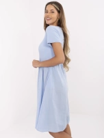 Helleblaue Sommerkleid mit V-Ausschnitt.