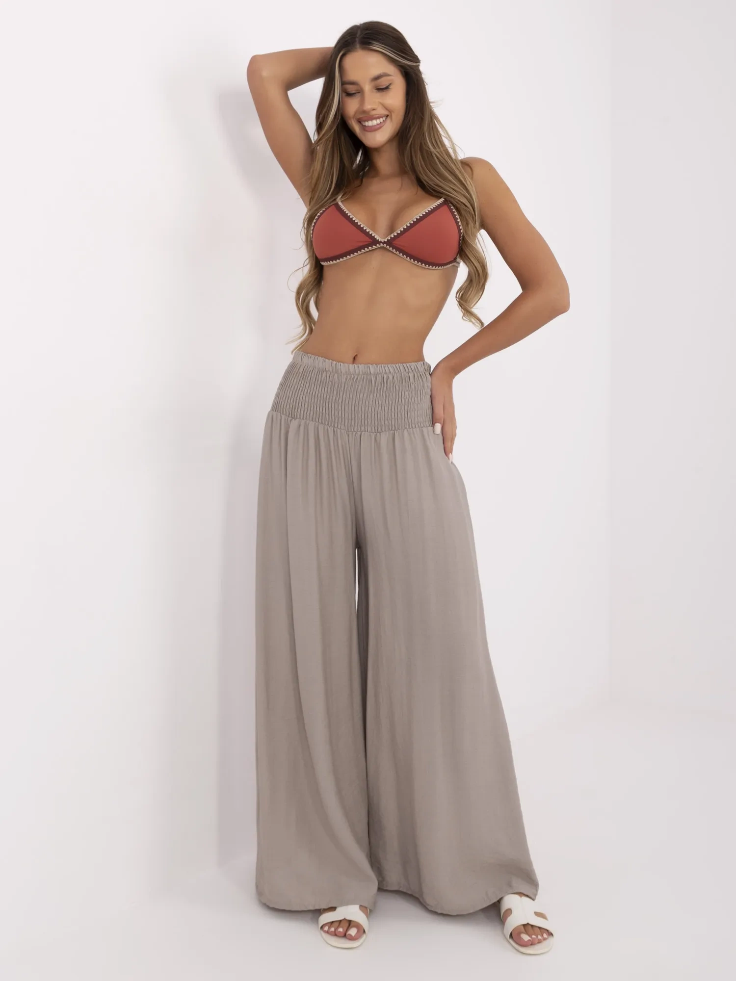 Dunkelbeige Damenhose mit weitem Bein.