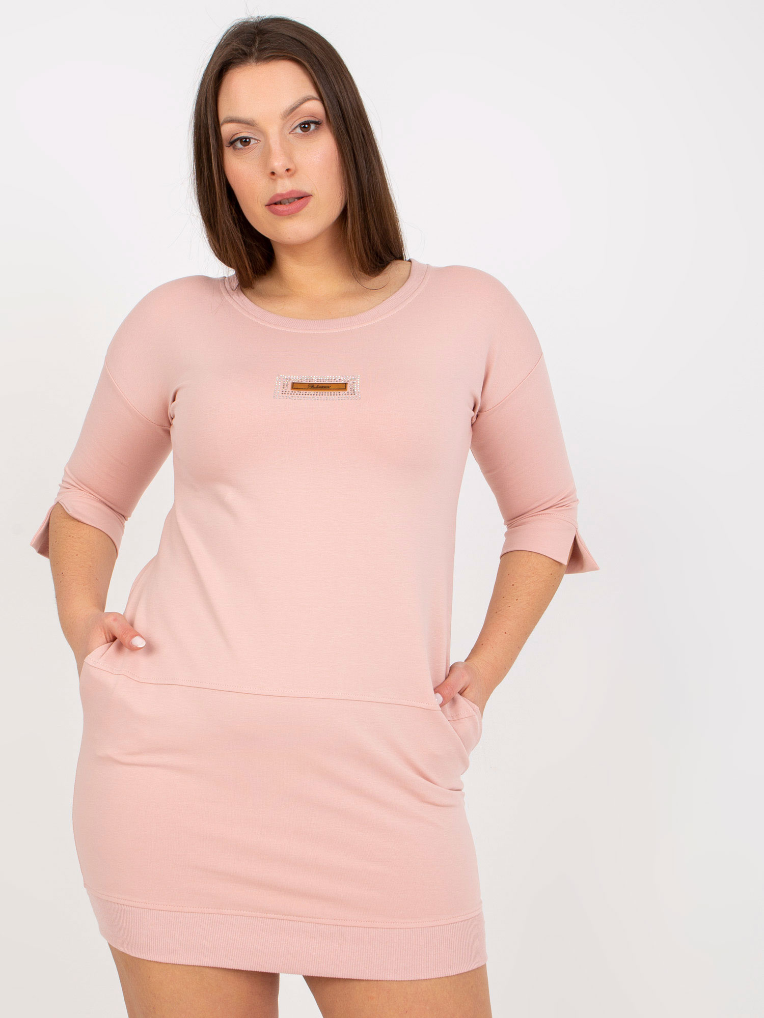 Ružovosivá priliehavá mini šaty plus size s aplikáciou.