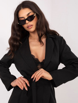 Juodas moteriškas kostiumas su juosmens raiščiu.