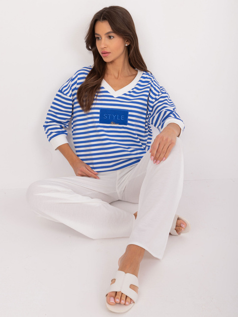 Hurtownia Kobaltowo-biała damska bluzka z naszywką