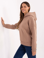 Tmavě béžová oversize mikina s nápisem na kapuci.
