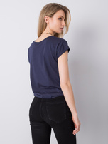 Dunkelblaues T-Shirt mit dem Aufdruck STITCH & SOUL.