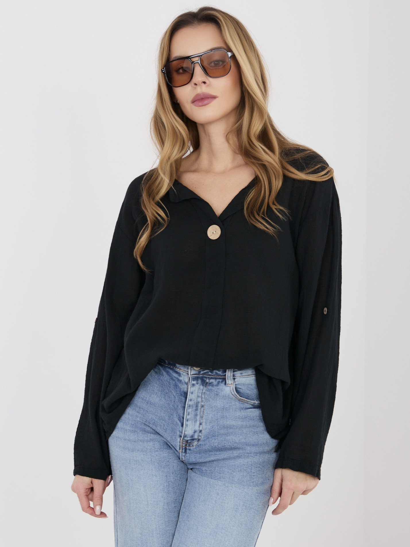 Czarna letnia bluzka z ozdobnym guzikiem