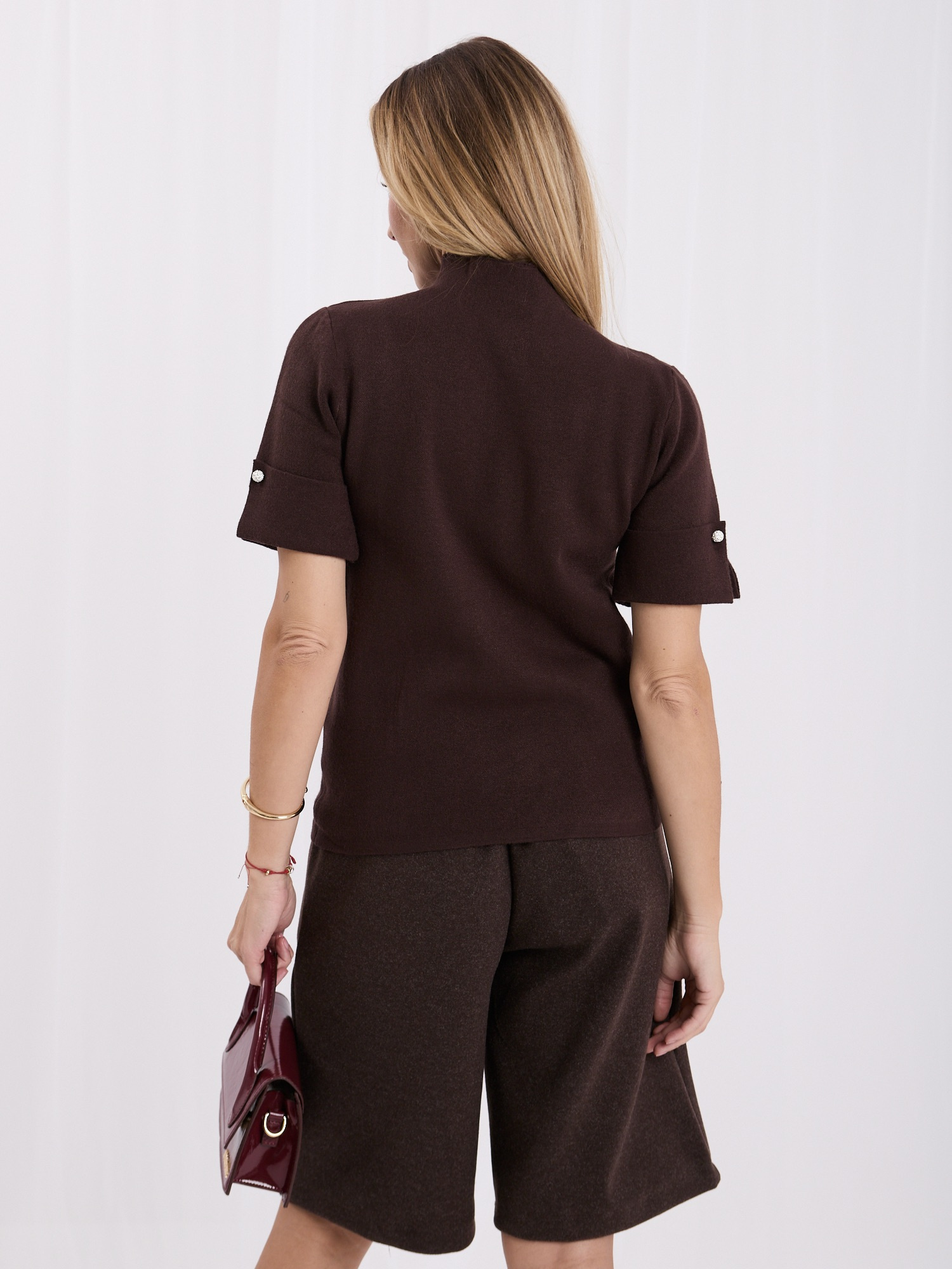 Brown elegant short-sleeved sweater.