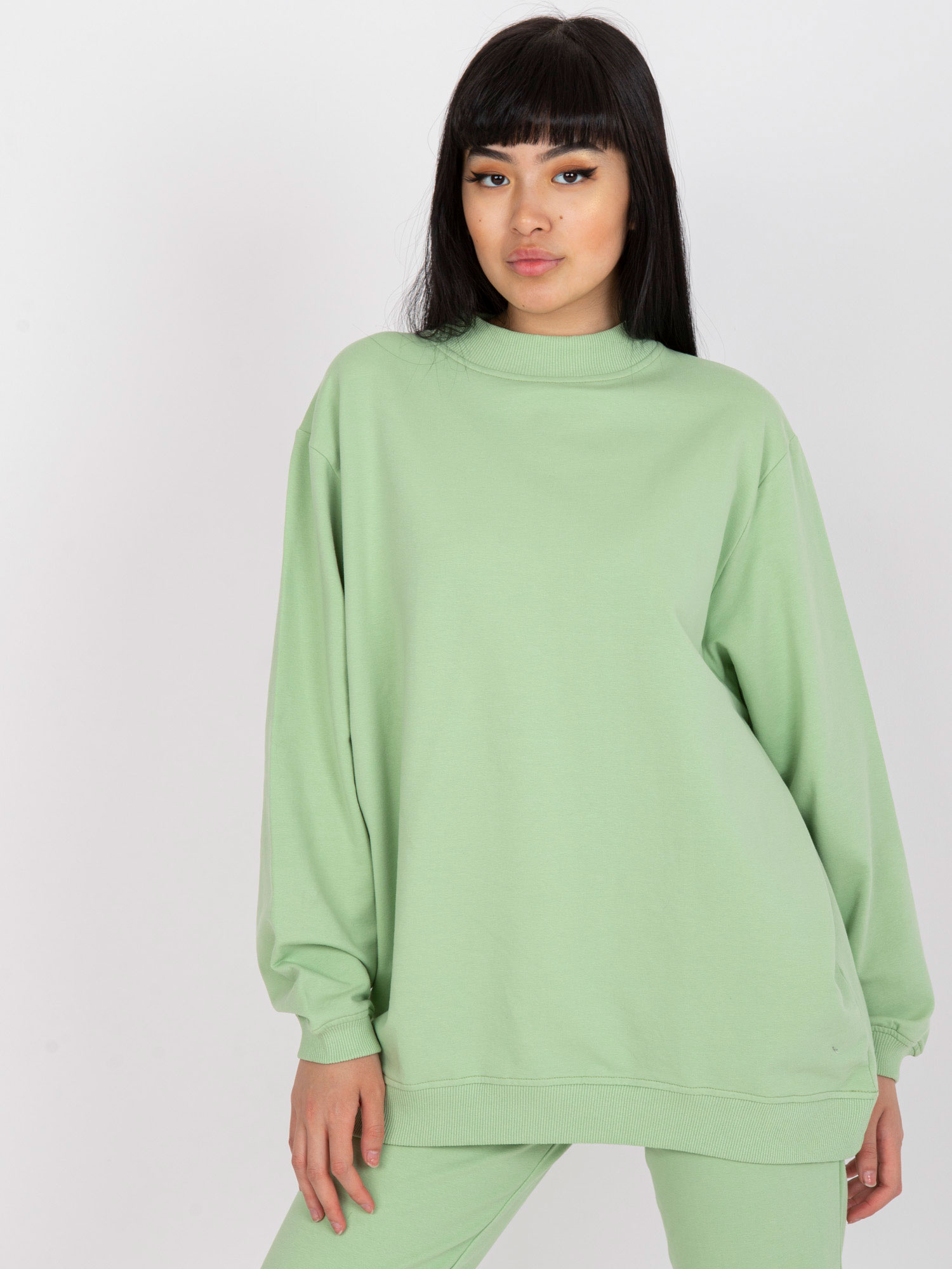 Oversized pistachio sweatshirt made of cotton.
