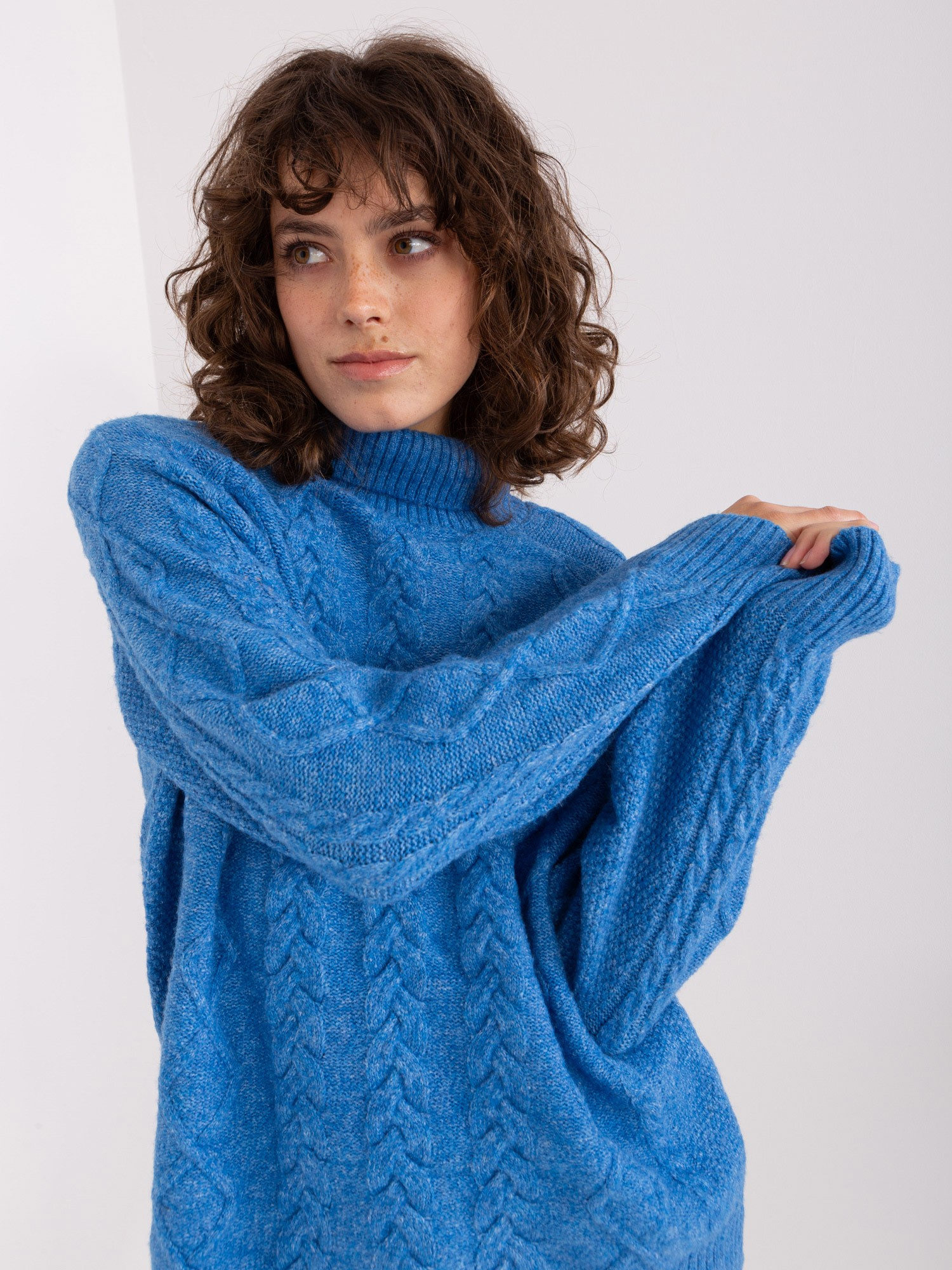Niebieski sweter z warkoczami o kroju oversize