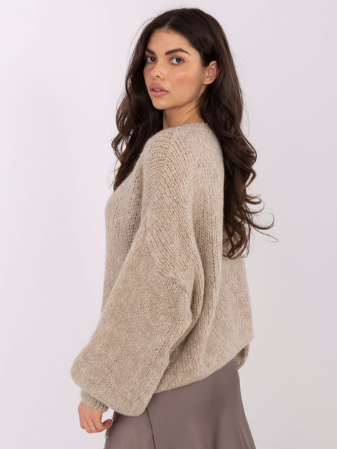 Beżowy sweter oversize w jednolitym kolorze