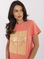 Koralowy damski t-shirt z aplikacją 