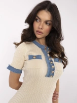 Beżowa dzianinowa sukienka z krótkim rękawem