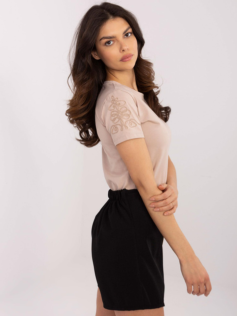 Hurt Beżowy damski t-shirt z haftem na rękawach