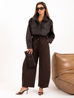 Braune Hose mit weitem Bein und Bündchen.