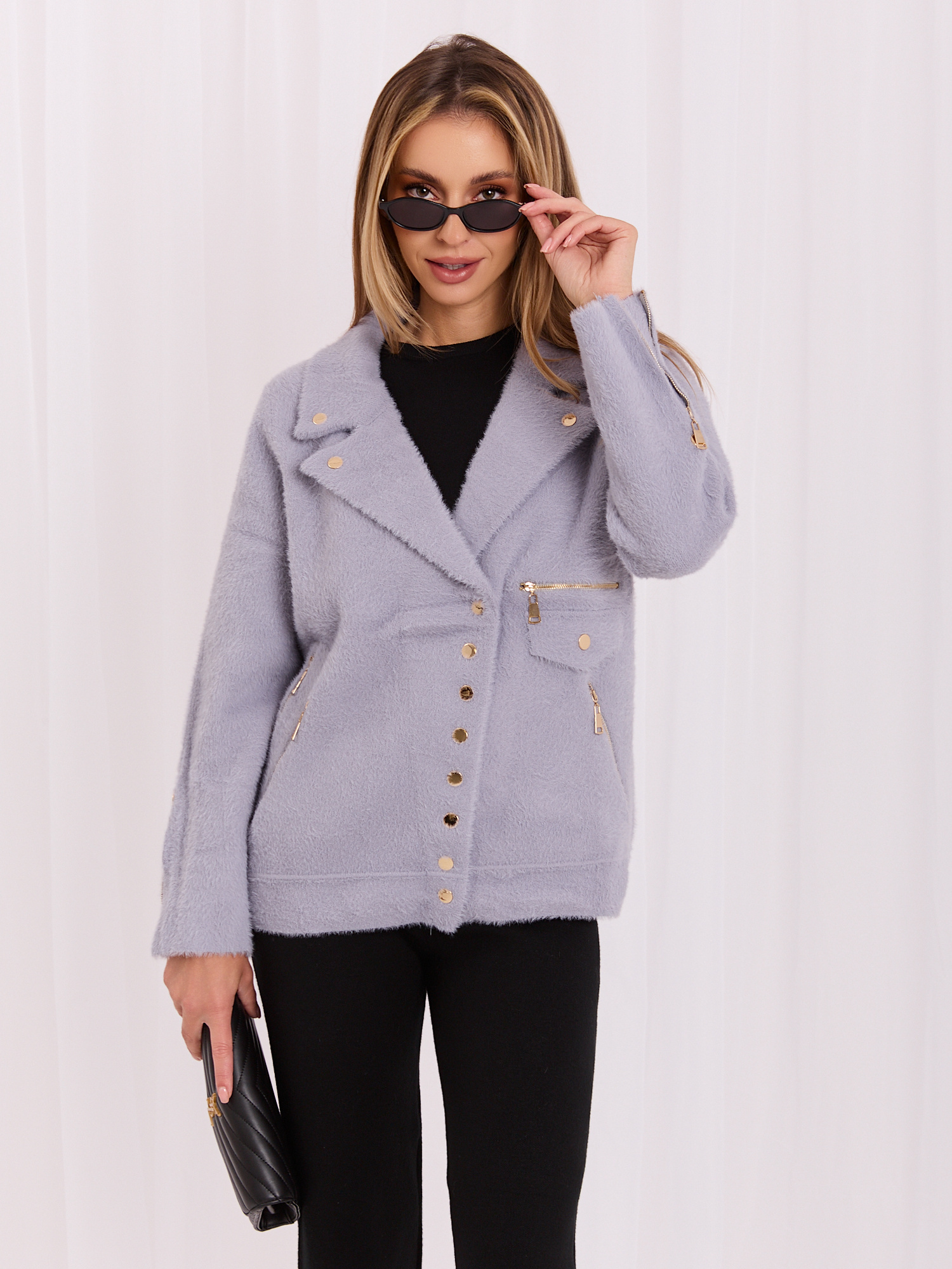 Hurt helllila Alpakajacke mit Druckknopfverschluss.