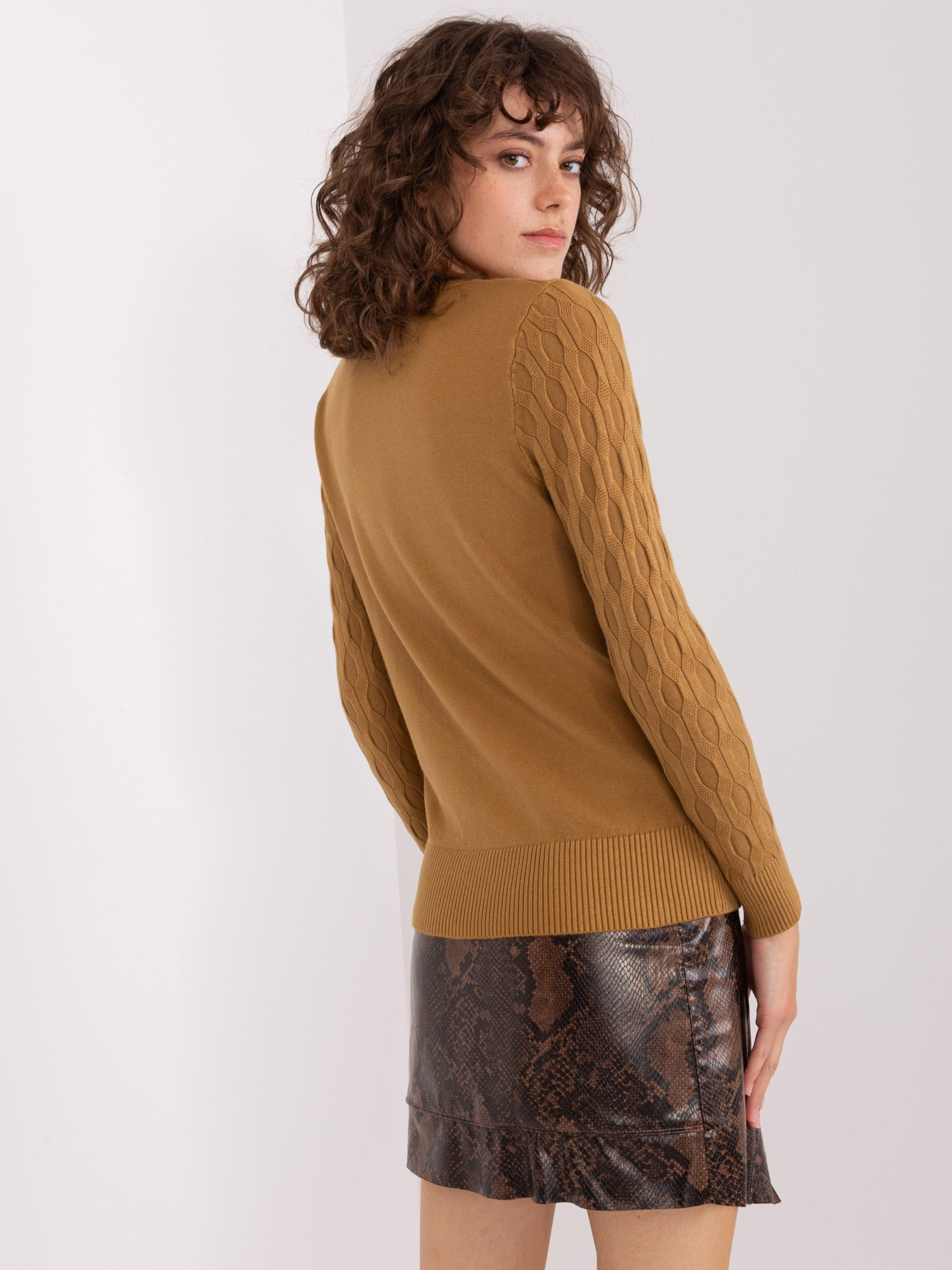 Camelowy sweter klasyczny we wzory