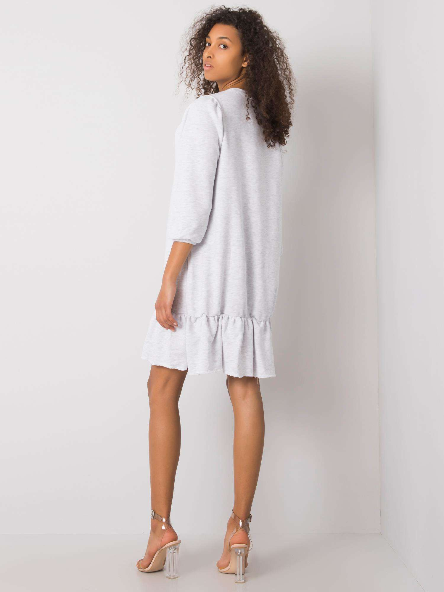 Weiß-beige Kleid mit der Aufschrift Ebba.