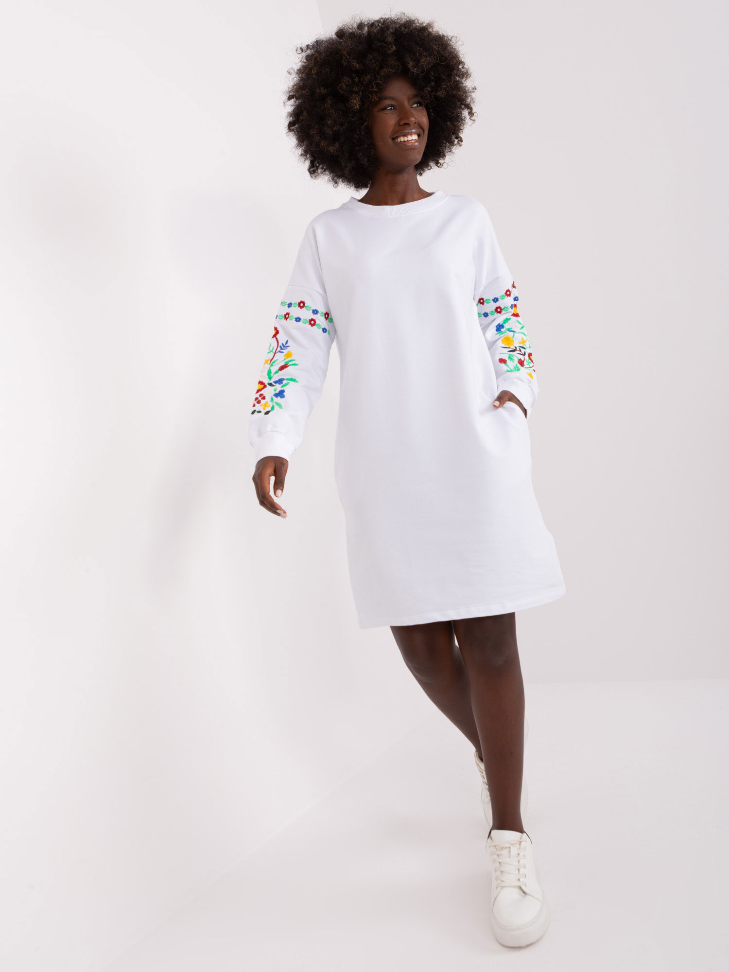 Hurt White dress sweatshirt with embroidery on the sleeves RUE PARIS.