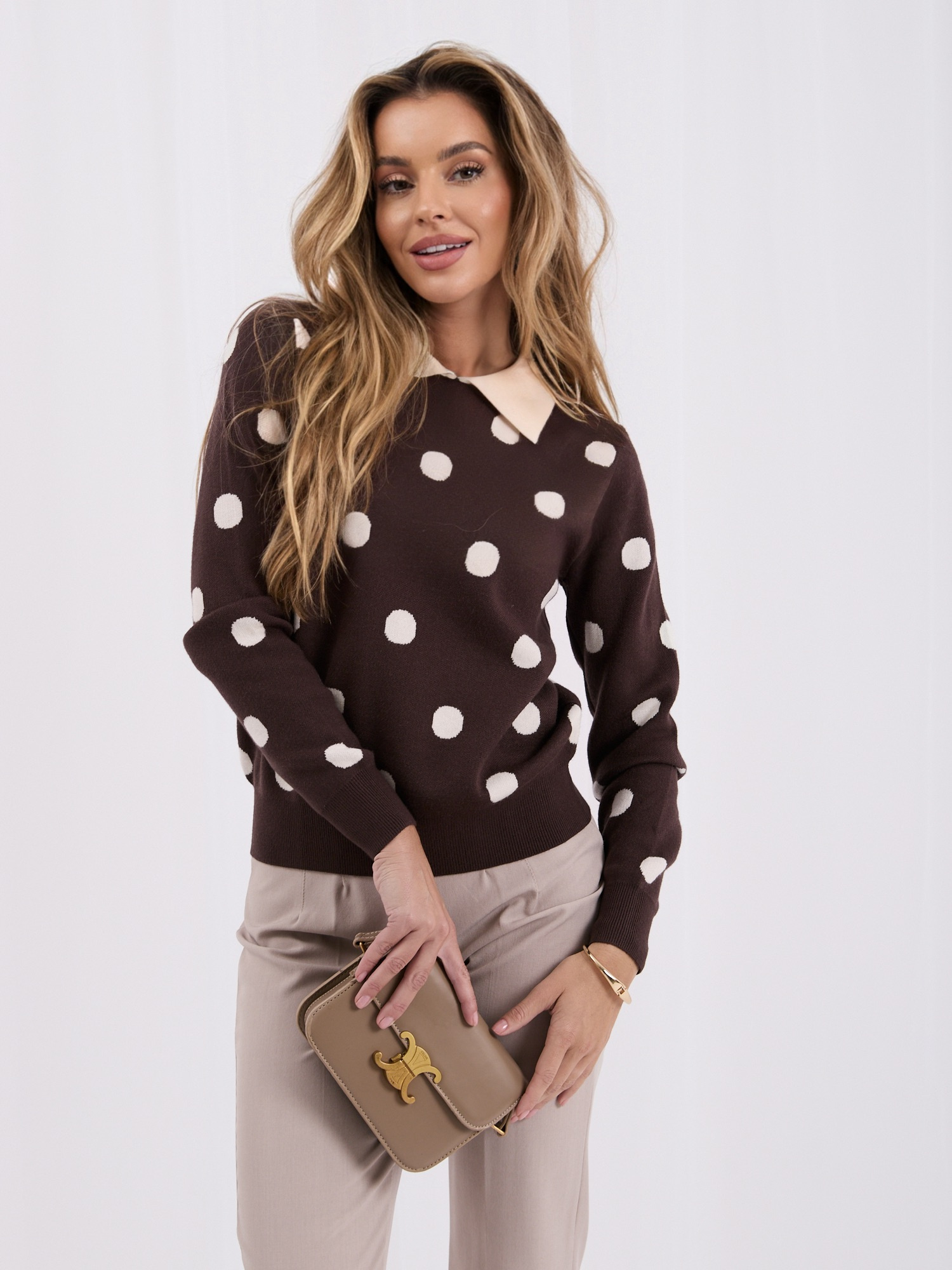 Brązowy damski sweter polo w grochy