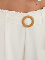 Białe letnie szorty z marszczonym pasem SUBLEVEL