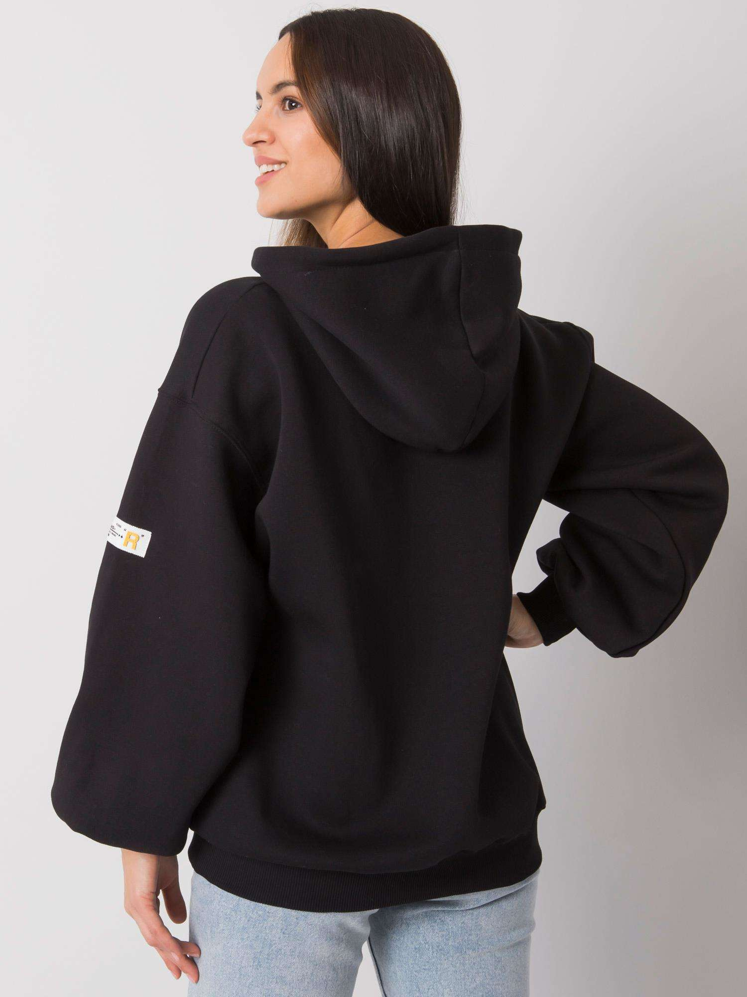 Schwarzer Damenhoodie mit Kapuze Yassie.