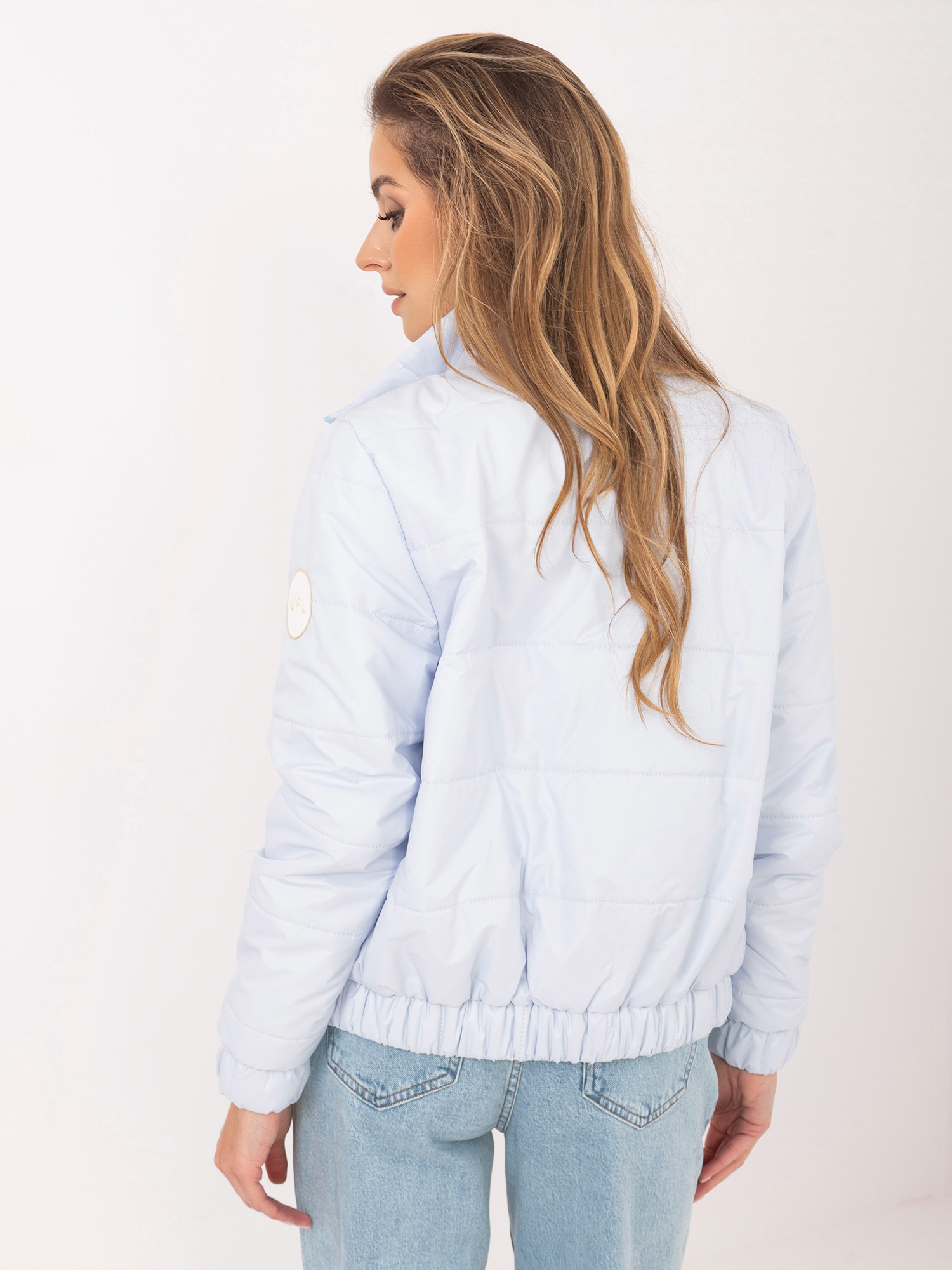 Jasnoniebieska pikowana kurtka z kołnierzykiem