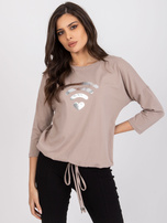 Dunkelbeige Damenbluse mit Druck Domenica RUE PARIS.