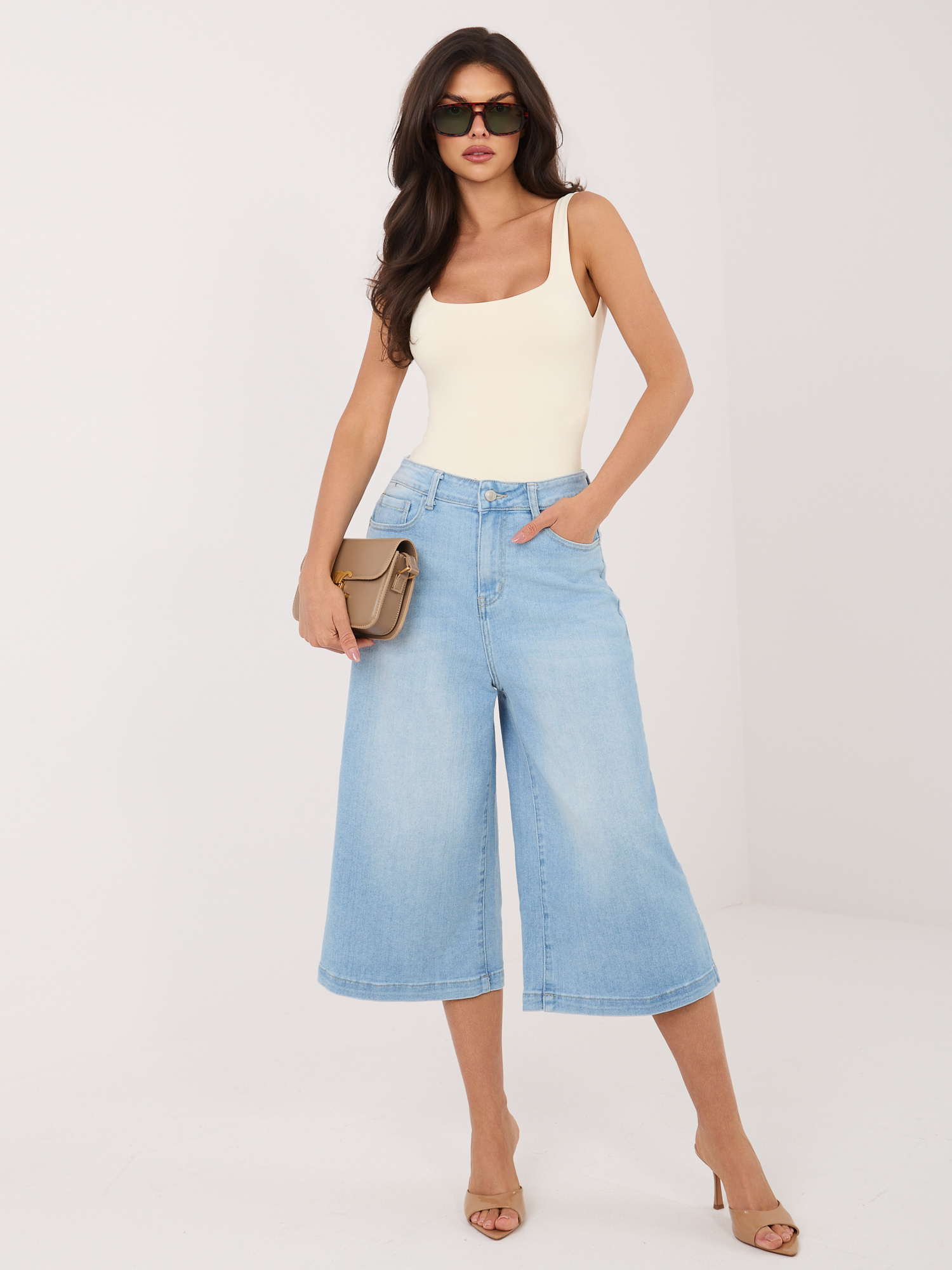 Jasnoniebieskie jeansowe spodnie z nogawką 7/8