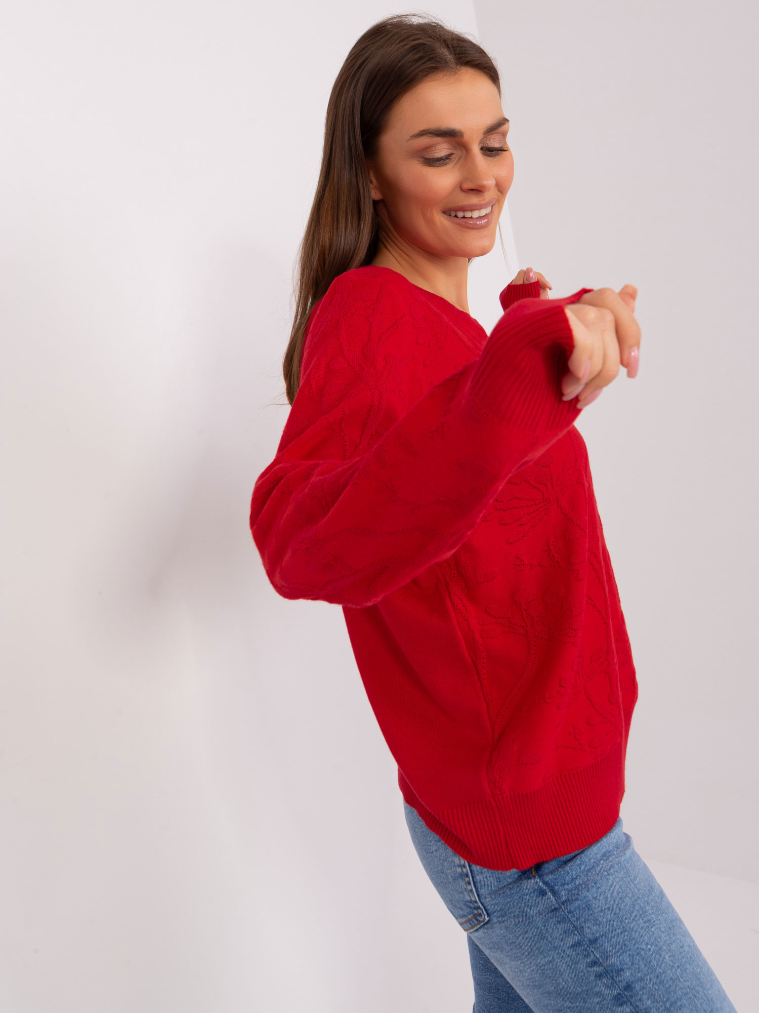 Hurtownia Czerwony sweter klasyczny we wzory