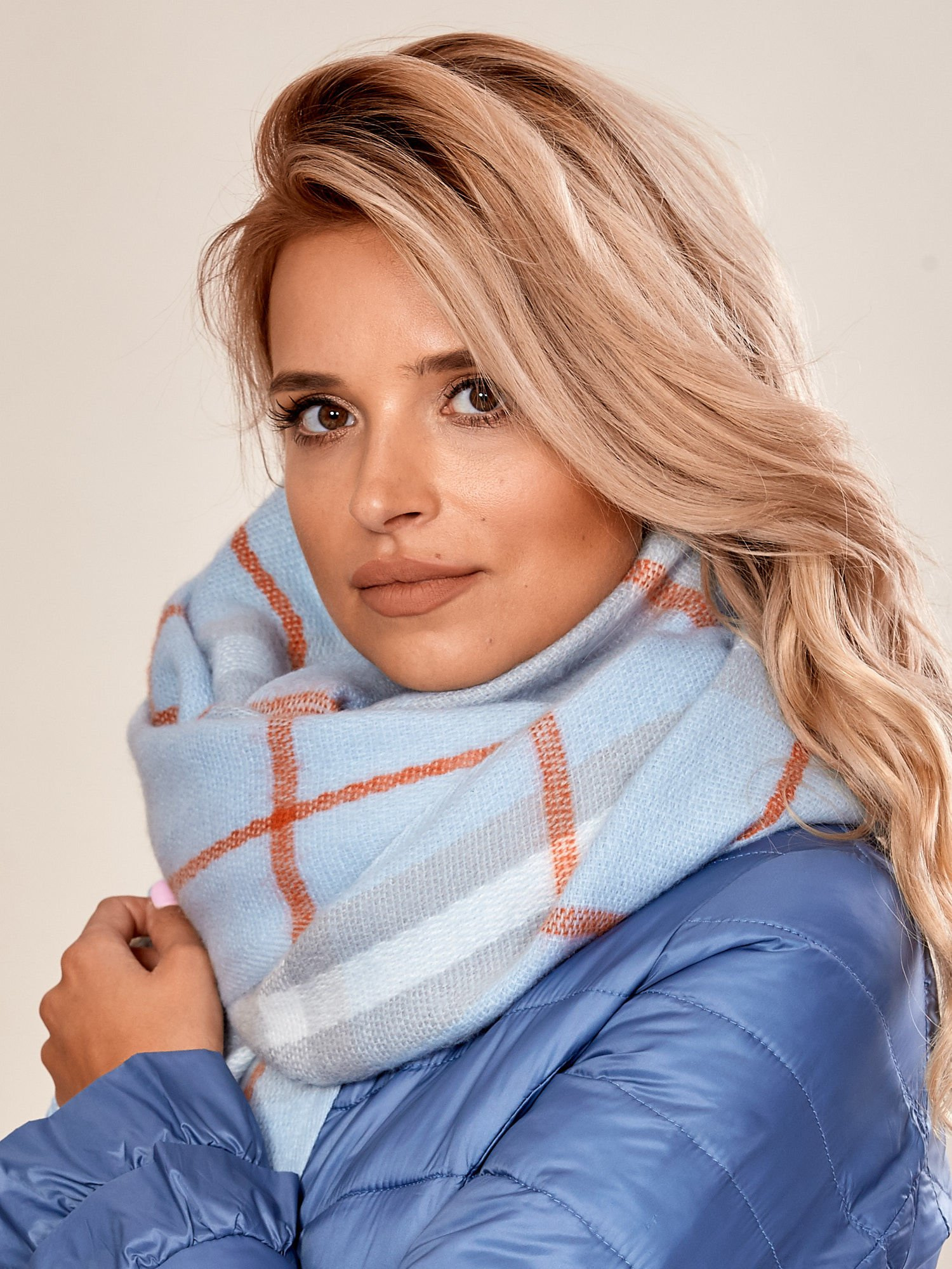 Damen Schal kariert hellblau.