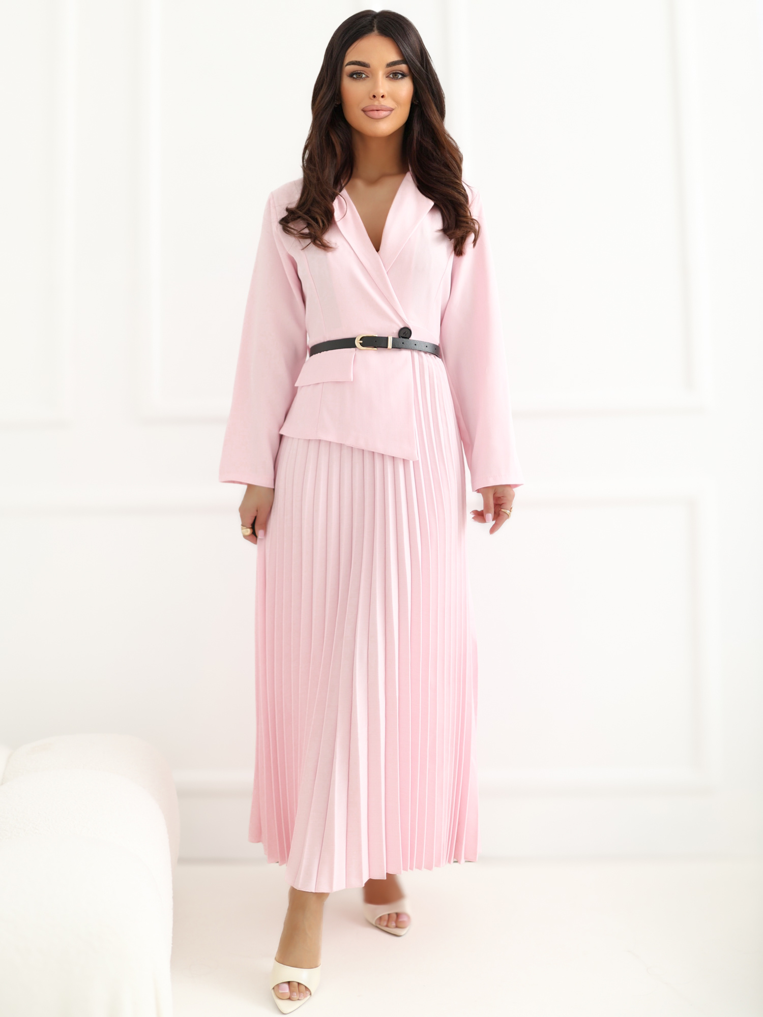 Jasnoróżowa midi sukienka z plisowanym dołem RUE PARIS 