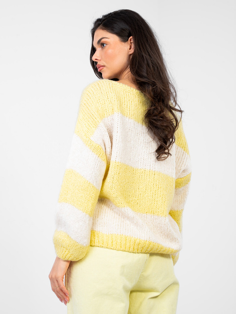 Pastelowy żółty sweter oversize w paski