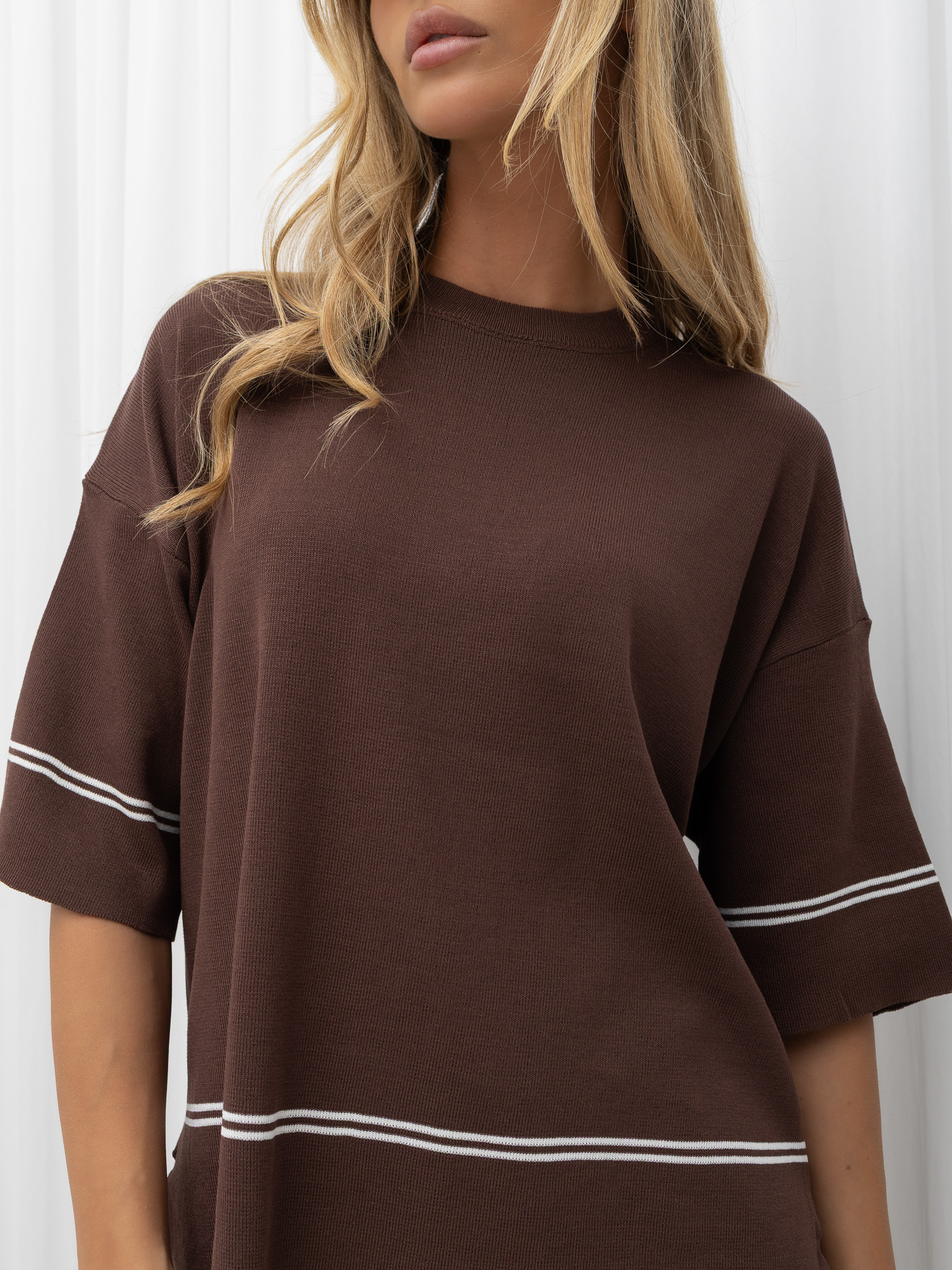 Brown knitted set with a contrasting accent.