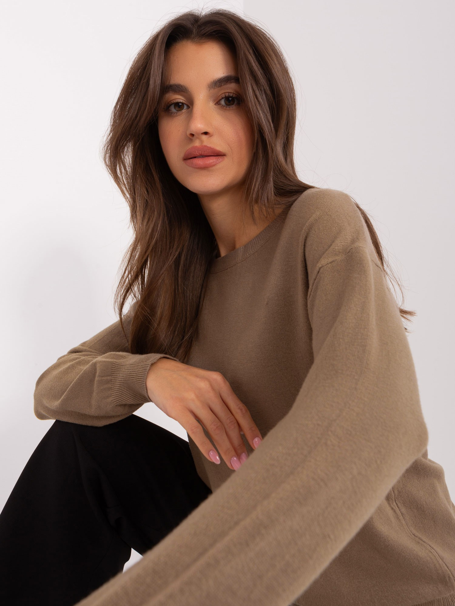 Khaki sweter klasyczny z okrągłym dekoltem