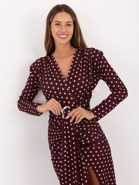 Bordowa sukienka z poduszkami na ramionach