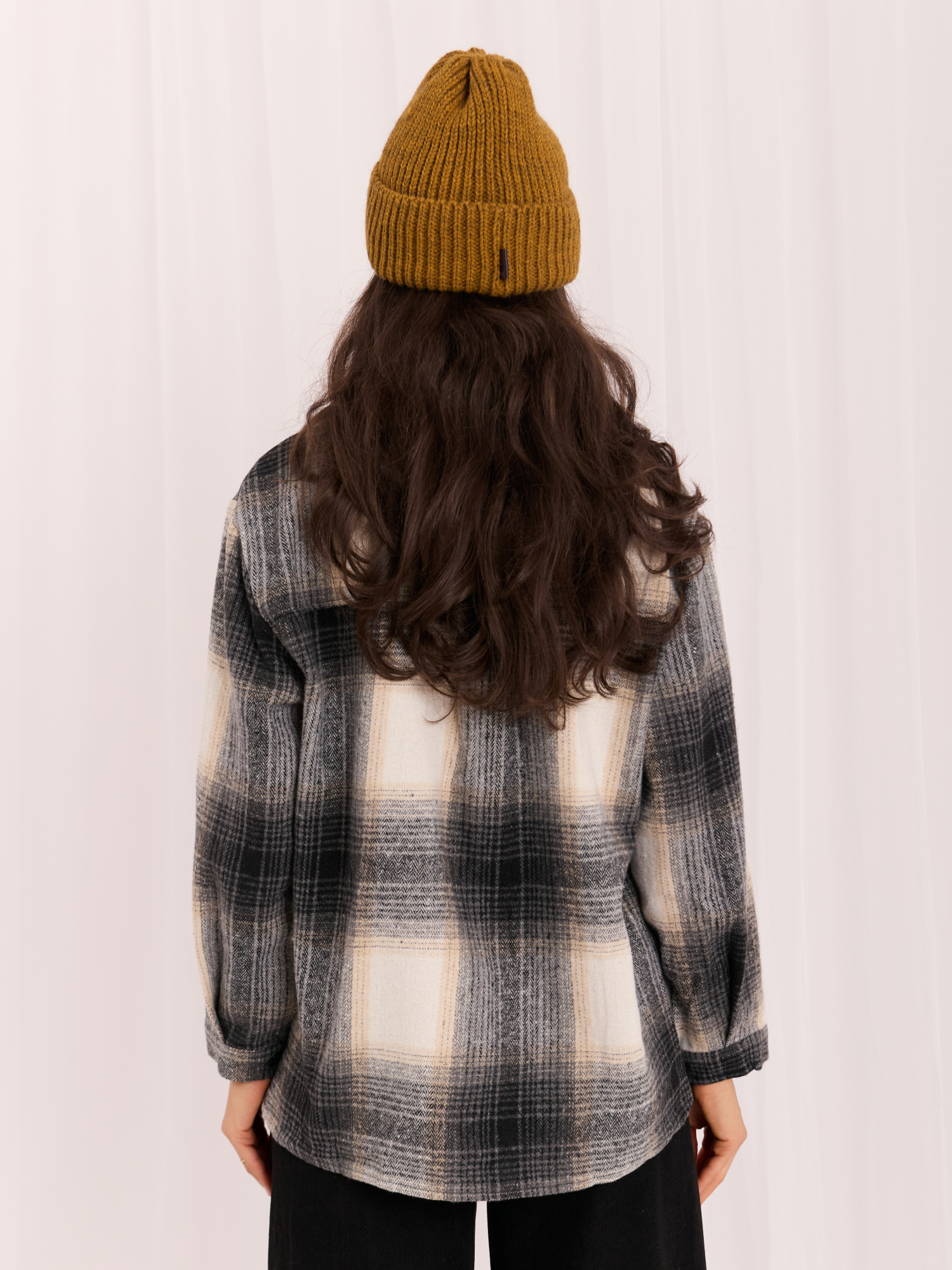 Horčicová dámska čiapka beanie s prevrátením.