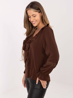 Brązowa wizytowa bluzka z ozdobną broszką