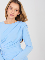 Pastelowa niebieska sukienka z poduszkami na ramionach RUE PARIS 