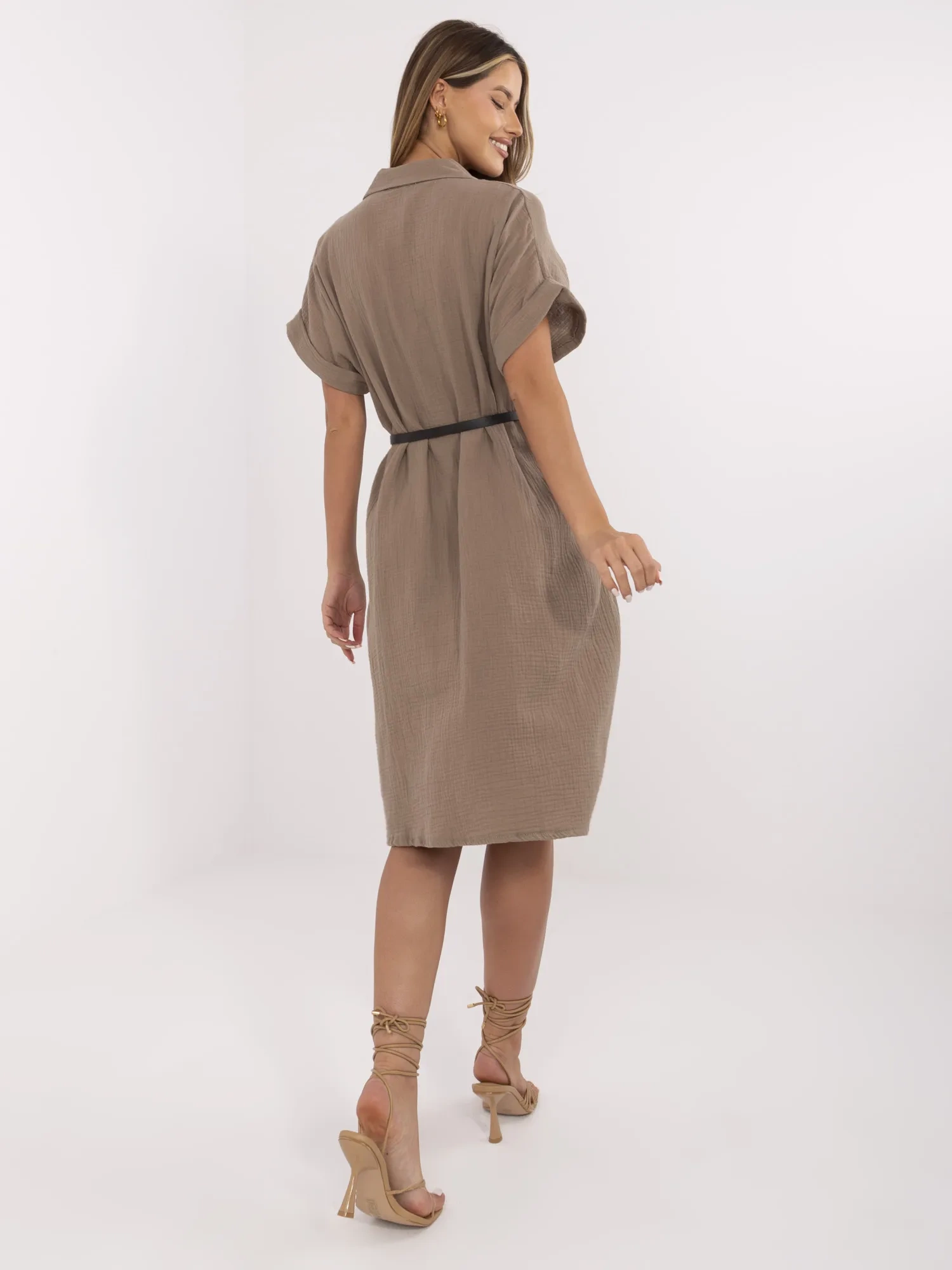 Brązowa muślinowa sukienka szmizjerka z paskiem