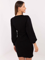 Czarna dopasowana sukienka z prążkowanej dzianiny