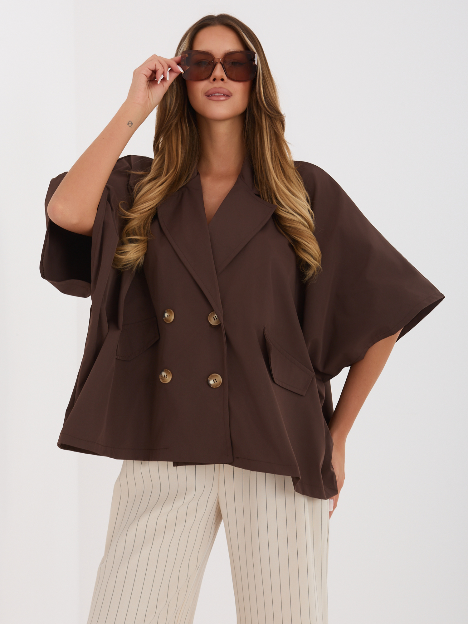 Brązowy płaszcz oversize z krótkimi rękawami RUE PARIS 