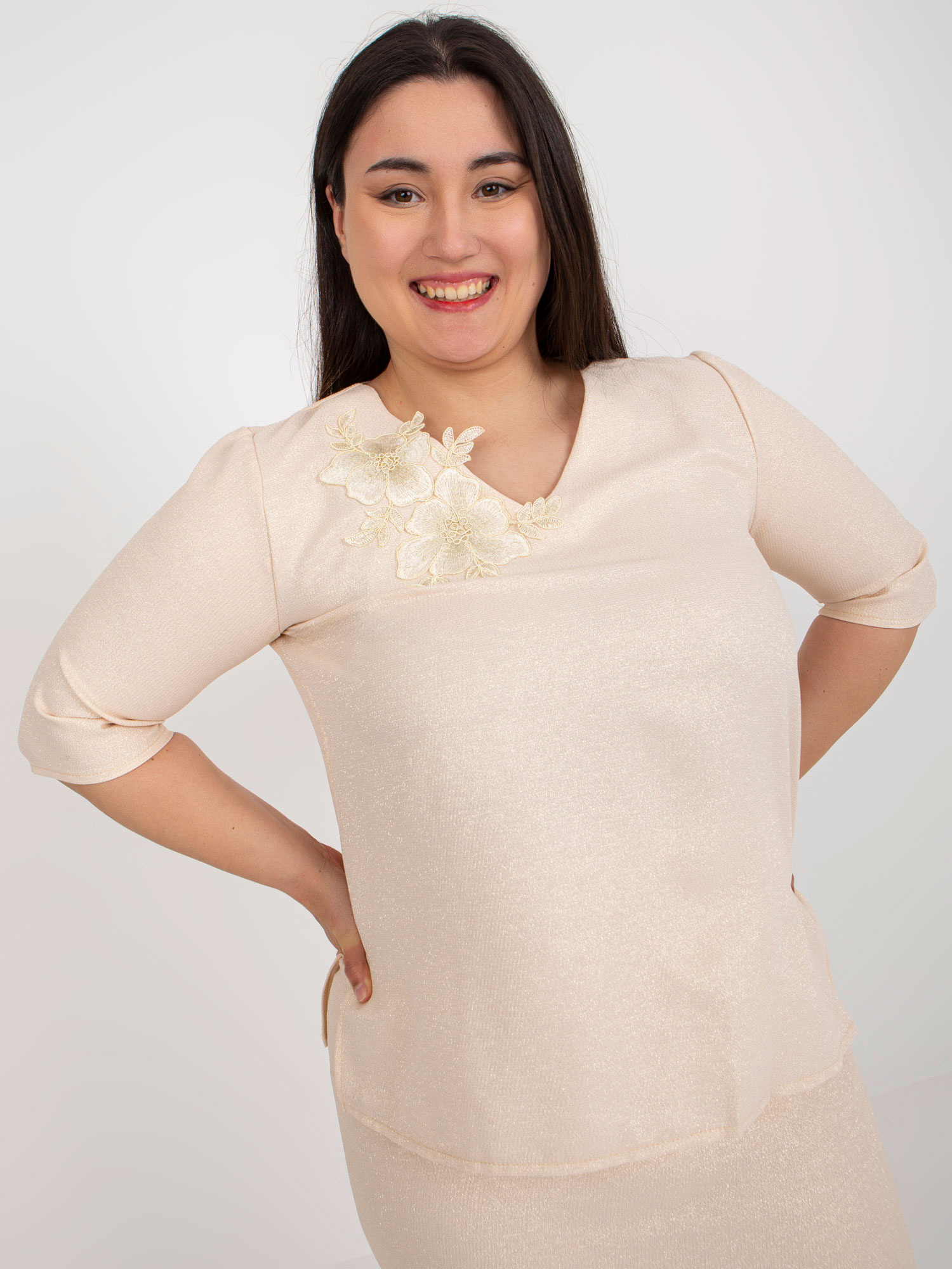 Jasnobrzoskwiniowa bluzka plus size z koronką