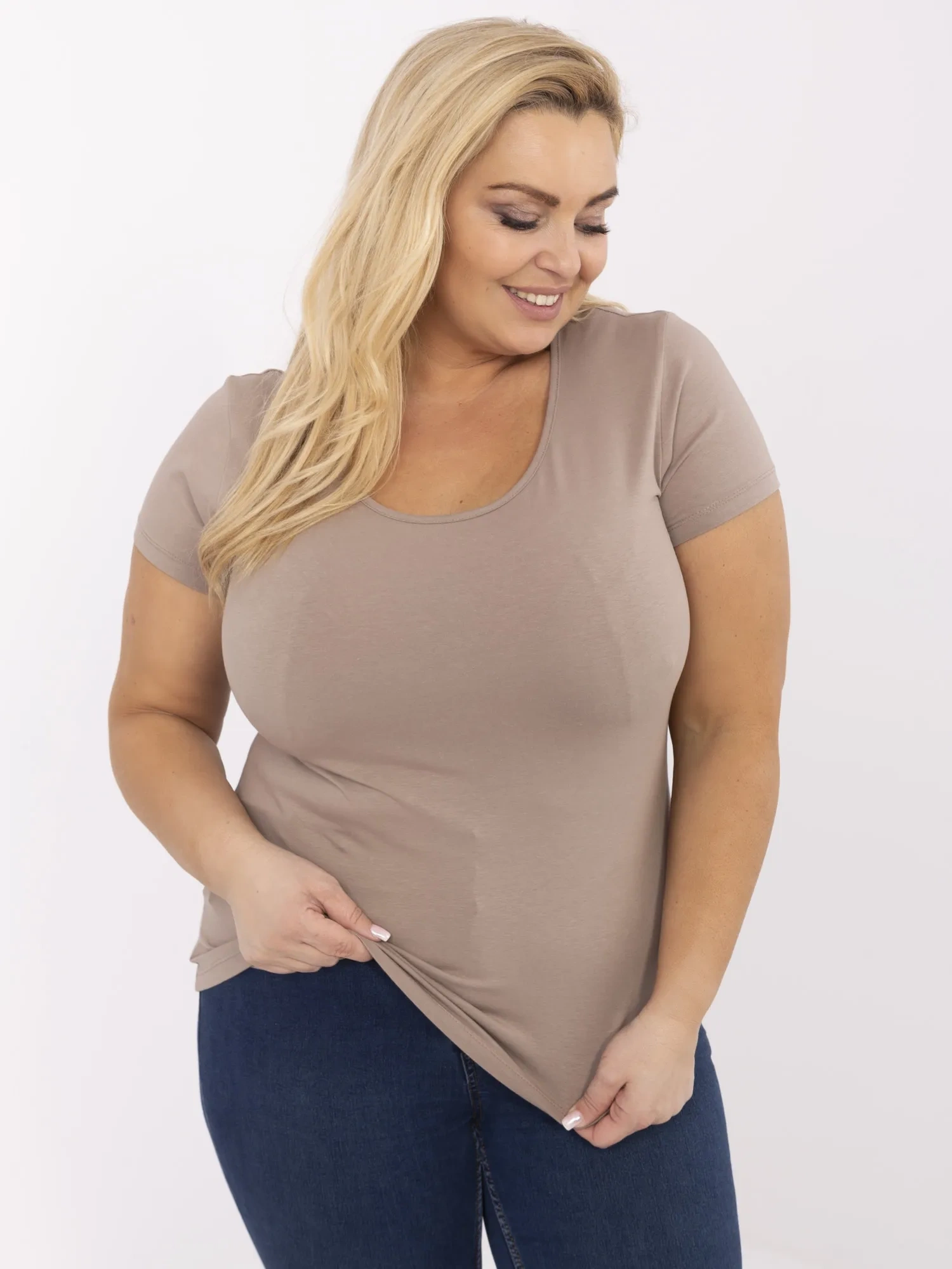 Ciemnobeżowy damski t-shirt plus size z bawełny RUE PARIS 